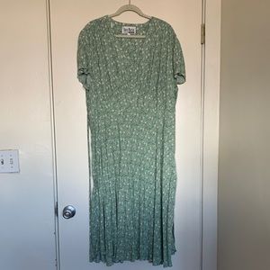 Plus Size Vintage Green Floral Flowy Dress 24W